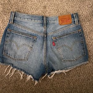 Mid rise Levi’s denim shorts